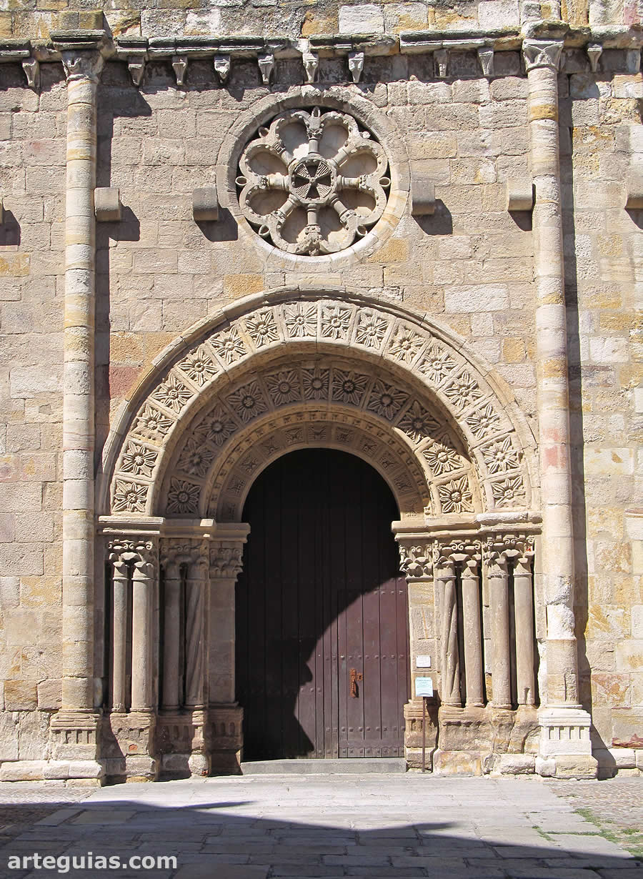 Magn&iacute;fica portada sur de la iglesia de San Juan de Puerta Nueva, Zamora