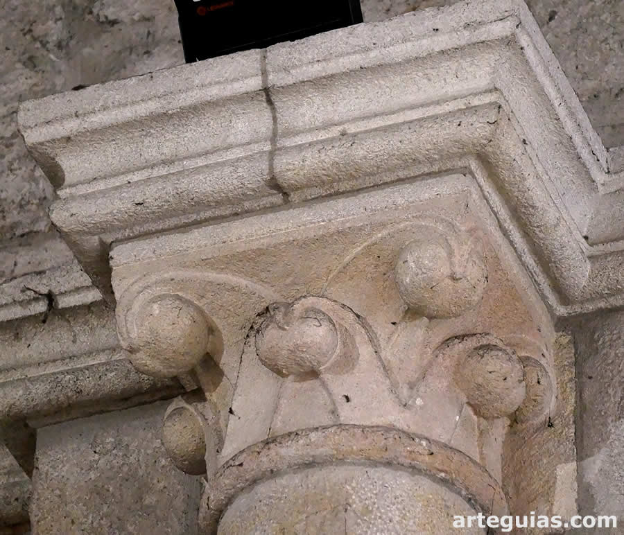 Capitel rom&aacute;nico del interior