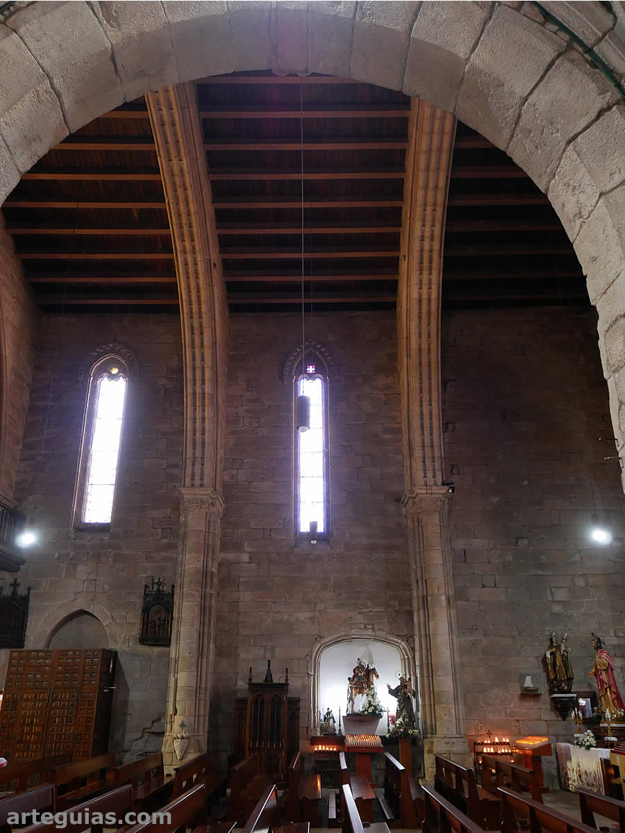 Interior de la iglesia con los arcos diafragma