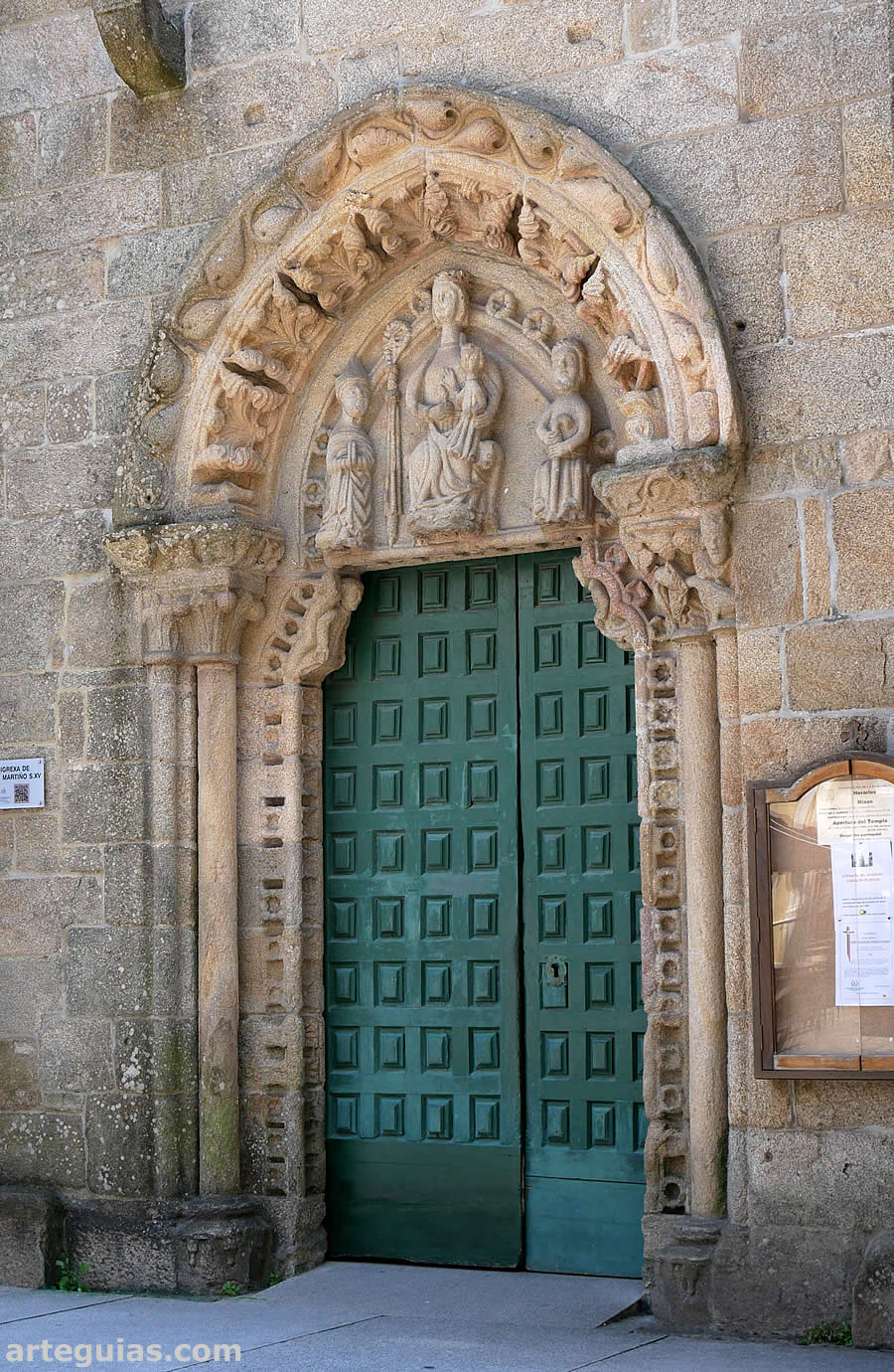 La iglesia de San Mart&iacute;n de Noia tambi&eacute;n tiene una portada norte interesante