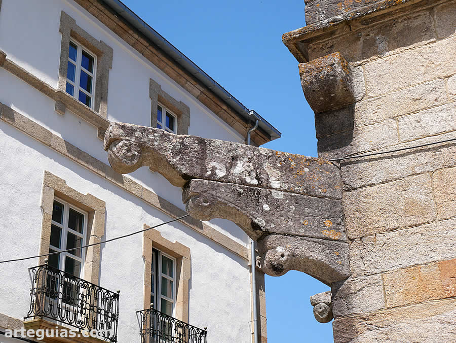 M&eacute;nsulas del antigu tejado del mercado de Noia