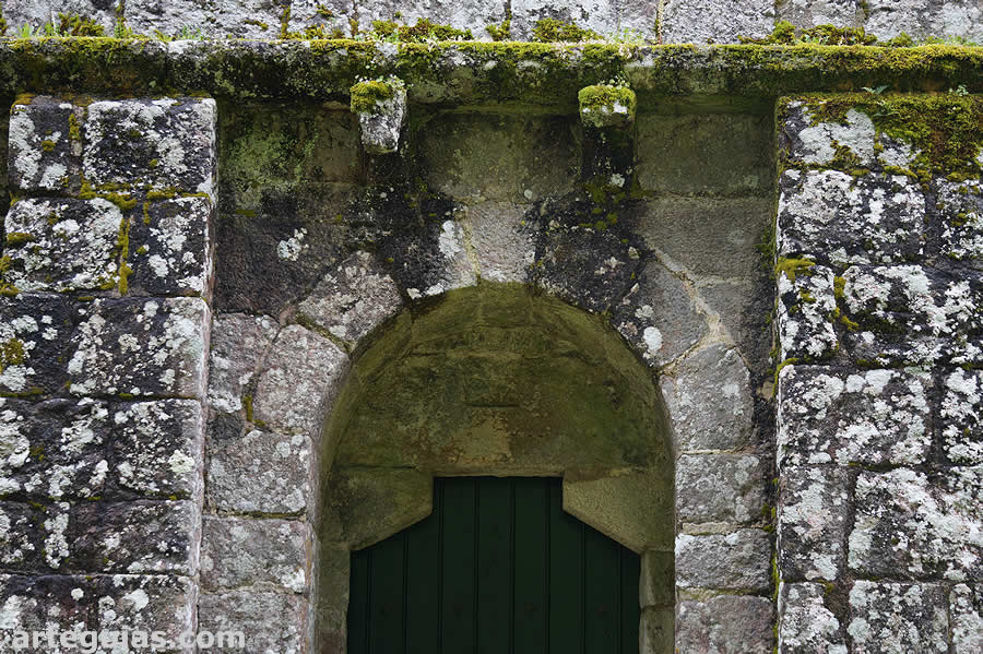 Puerta en la fachada oeste