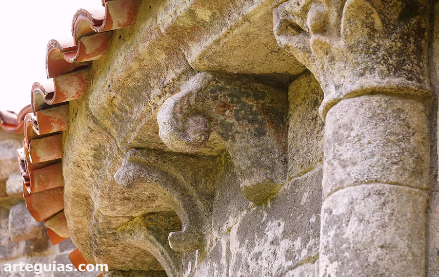 Columnas y canecillos en el &aacute;bside