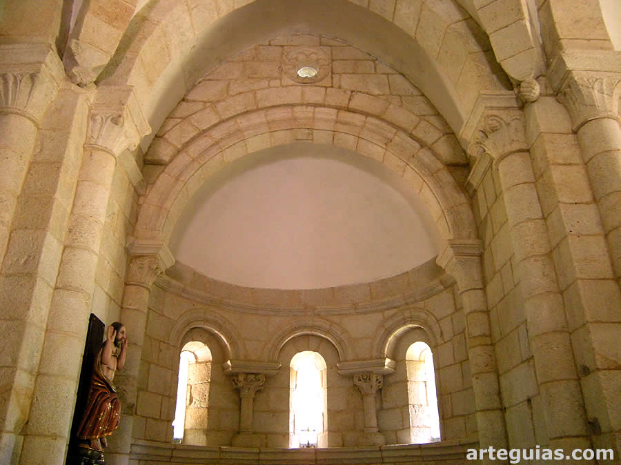 Interior del &aacute;bside de Breamo