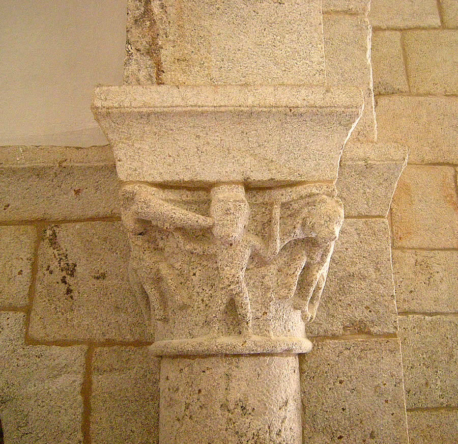 Capitel con una escena cineg&eacute;tica