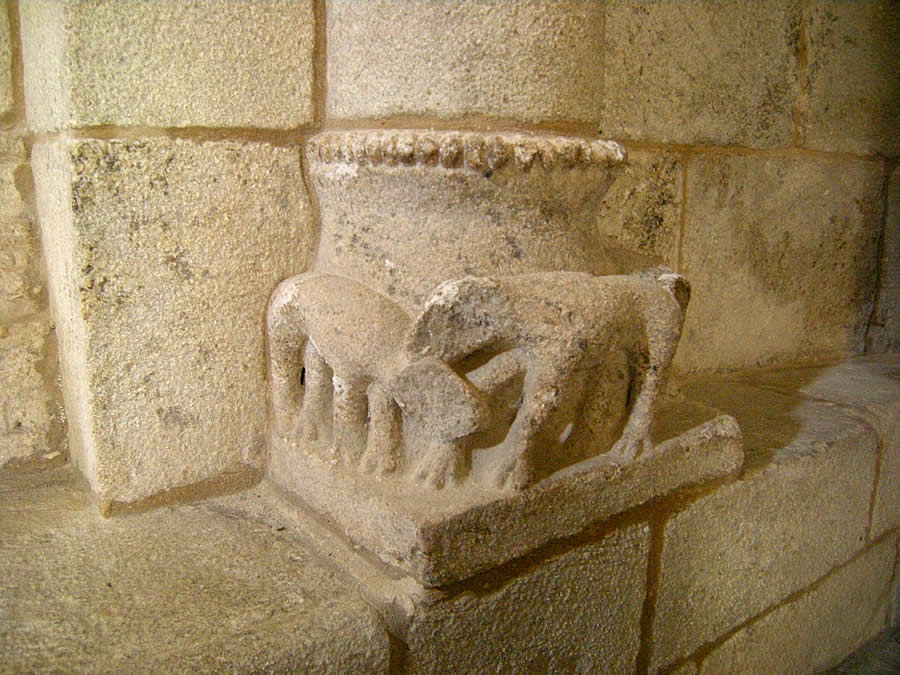 Basa de capitel con dos animales