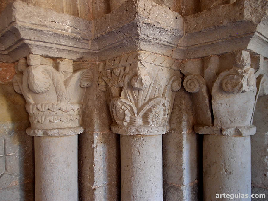 Detalle de las columnas de uno de los lados de la puerta