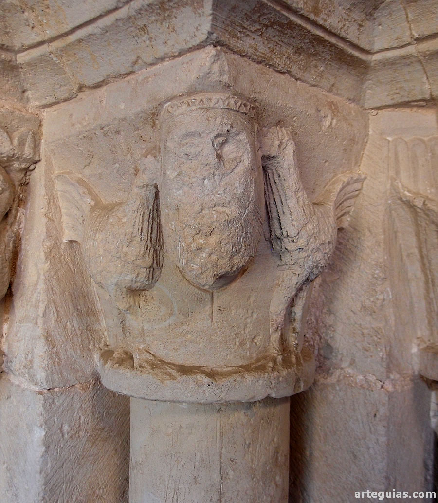 Capitel con gallos y cabeza humana