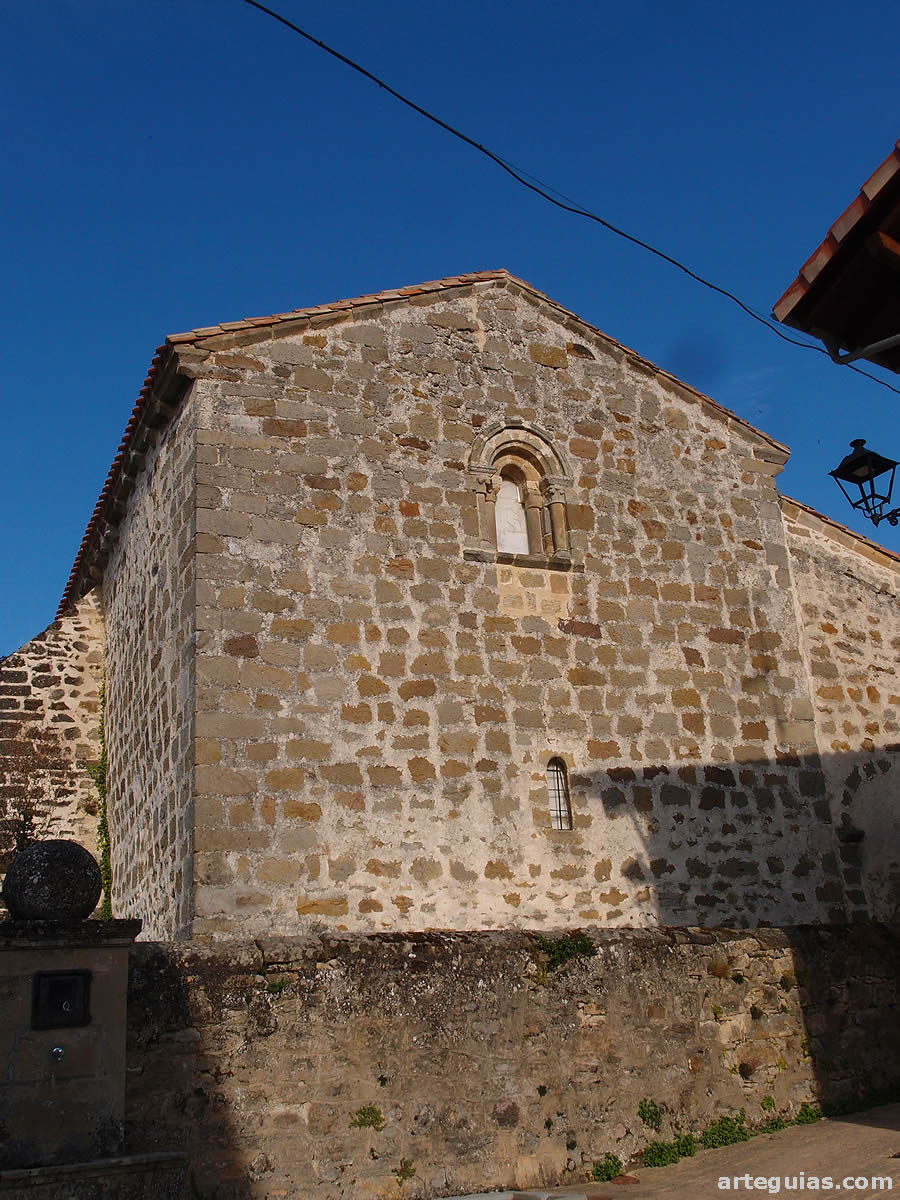Iglesia de San Zadornil, Burgos: Nave con su imafronte abierto por un ventanal rom&aacute;nico