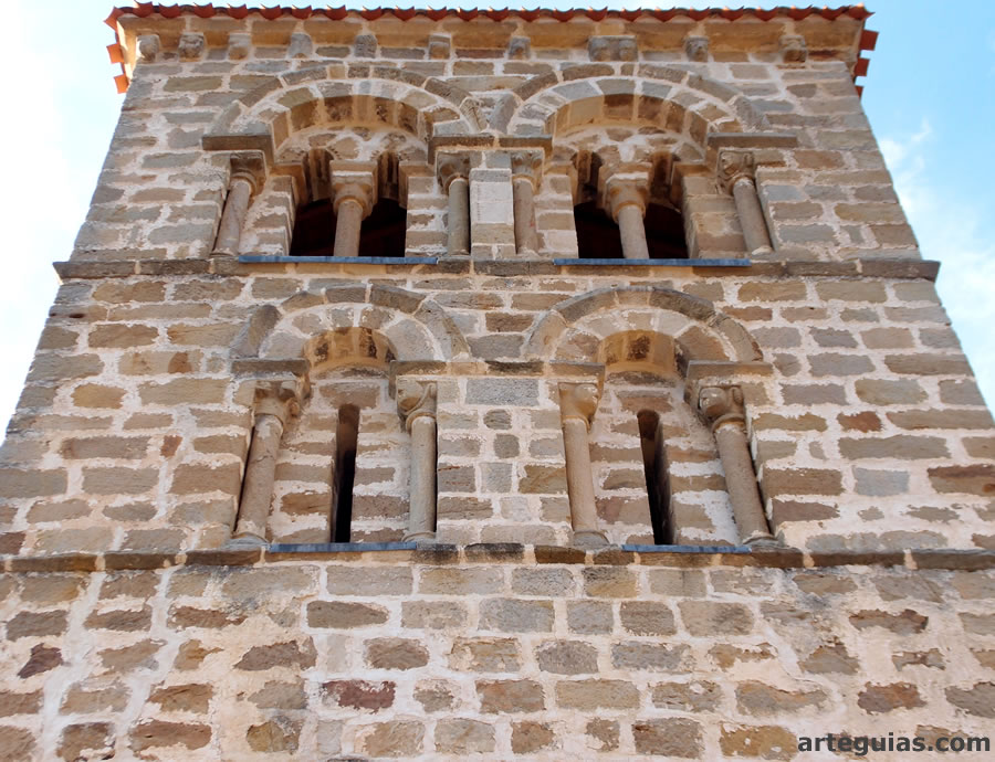 Cuerpos superiores de la torre campanario.  Iglesia de San Zadornil, Burgos