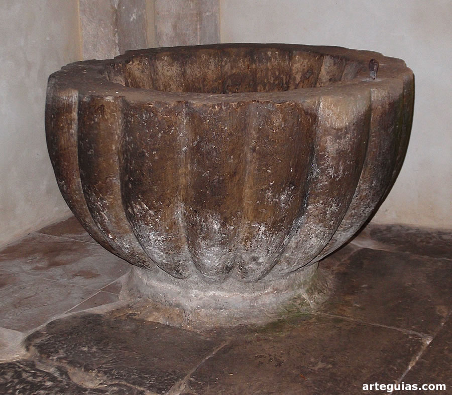 Iglesia de San Zadornil, Burgos: pila bautismal rom&aacute;nica