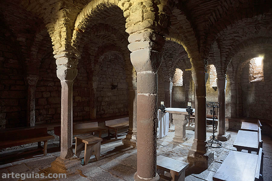 Arcos, columnas y b&oacute;vedas de la cripta rom&aacute;nica de Sant Esteve de Olius