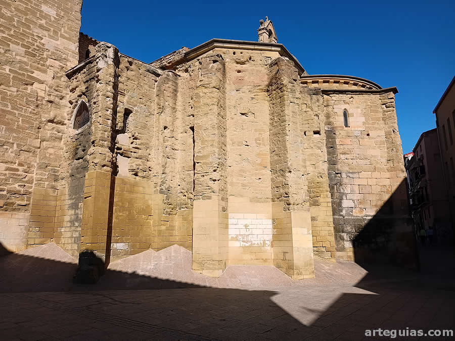 El exterior de la iglesia de Sant Lloren&ccedil; es confuso por la adici&oacute;n de &aacute;bsides poligonales g&oacute;ticos al primitivo rom&aacute;nico
