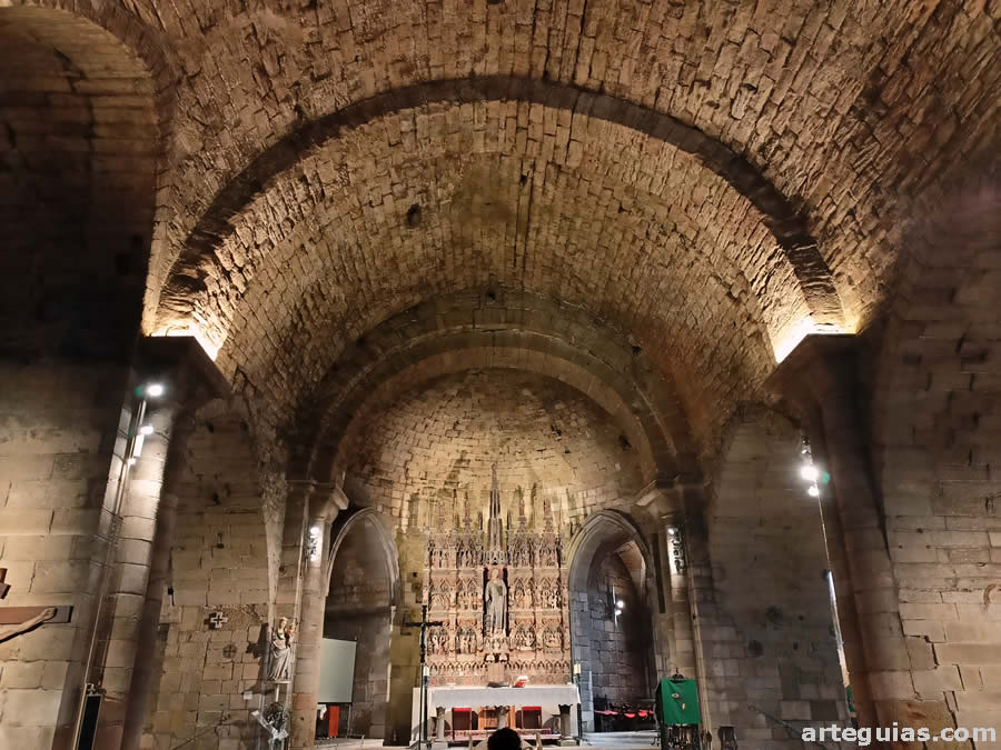 Nave y &aacute;bside central que corresponde a la construcci&oacute;n rom&aacute;nica original