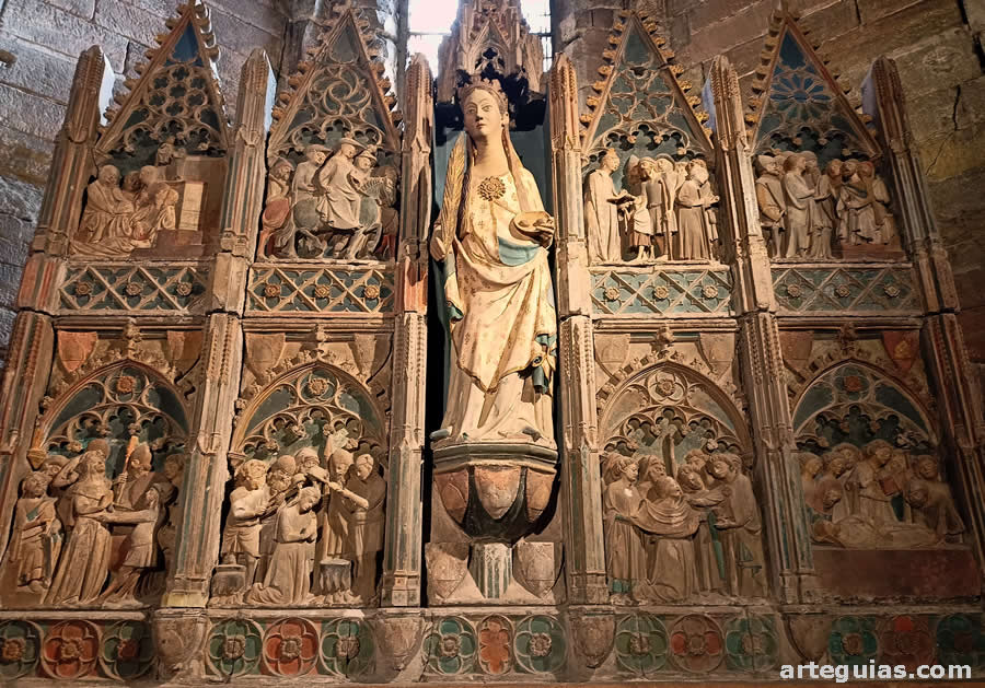 Uno de los retablos g&oacute;ticos en piedra que se exponen en la iglesia de Sant Lloren&ccedil; de Lleida