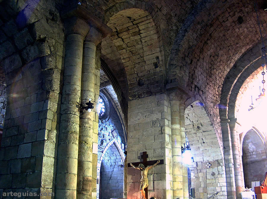 Para construir las naves laterales tuvieron que romper los muros laterales de la nave rom&aacute;nica