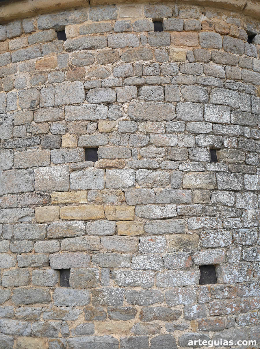 Aparejo del muro cabecera con numerosos mechinales