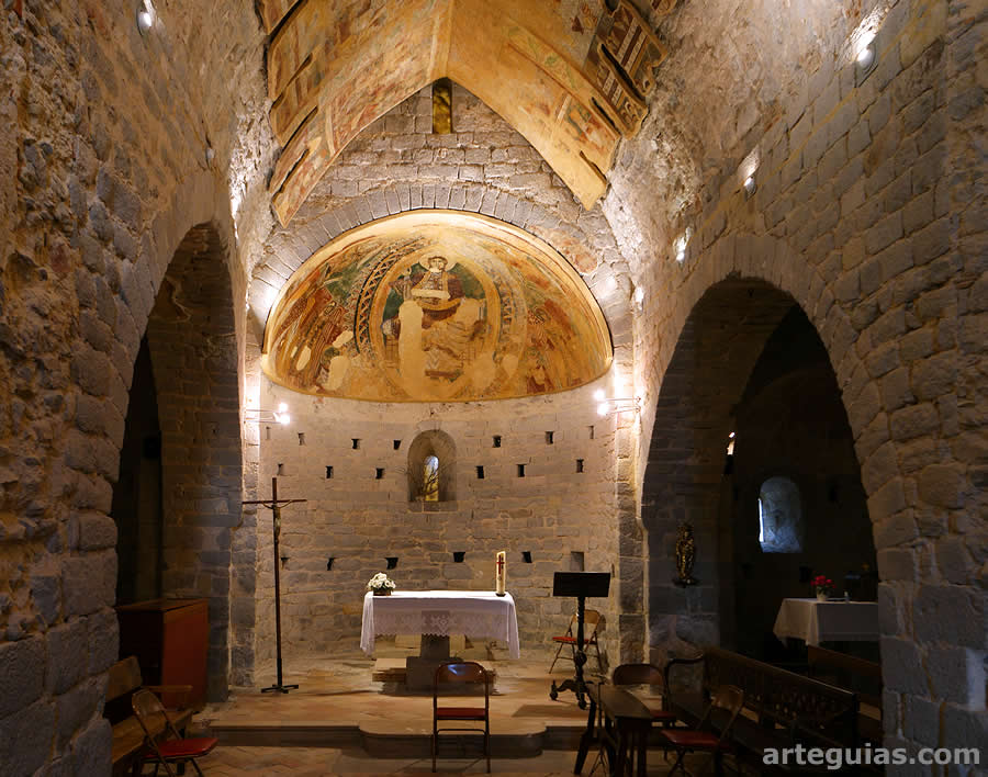 Interior de la iglesia con las pinturas al fondo
