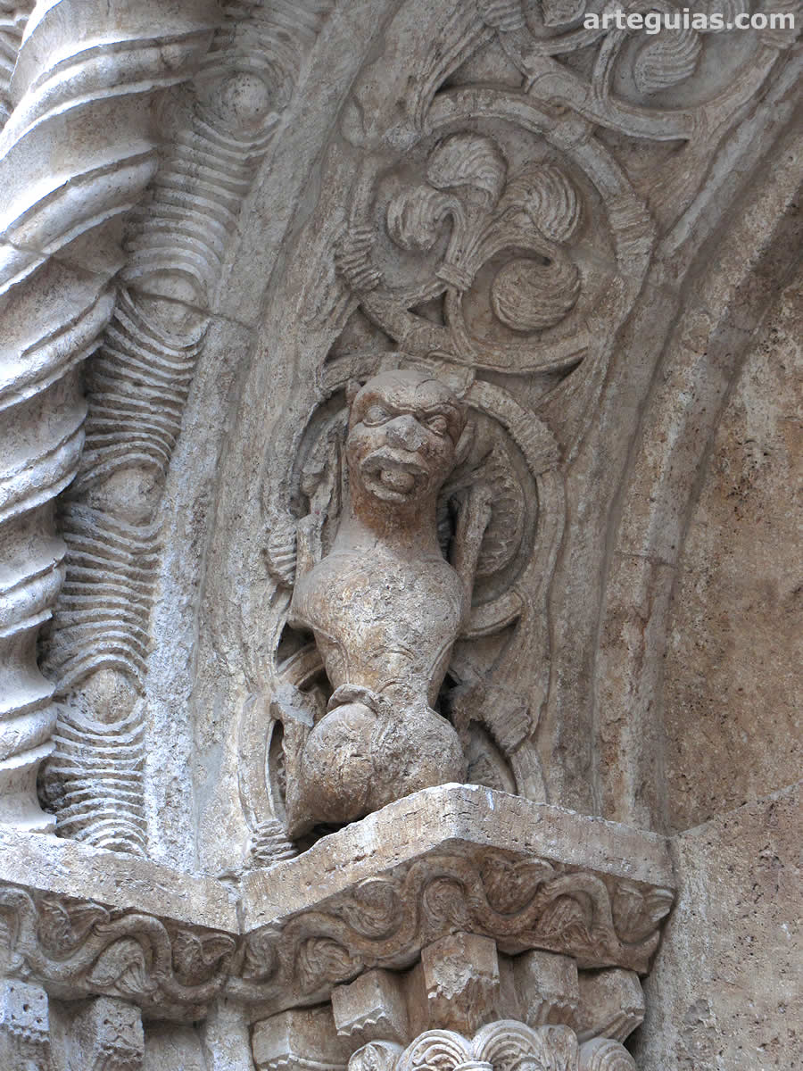 Estatua de un le&oacute;n en el salmer de una arquivolta