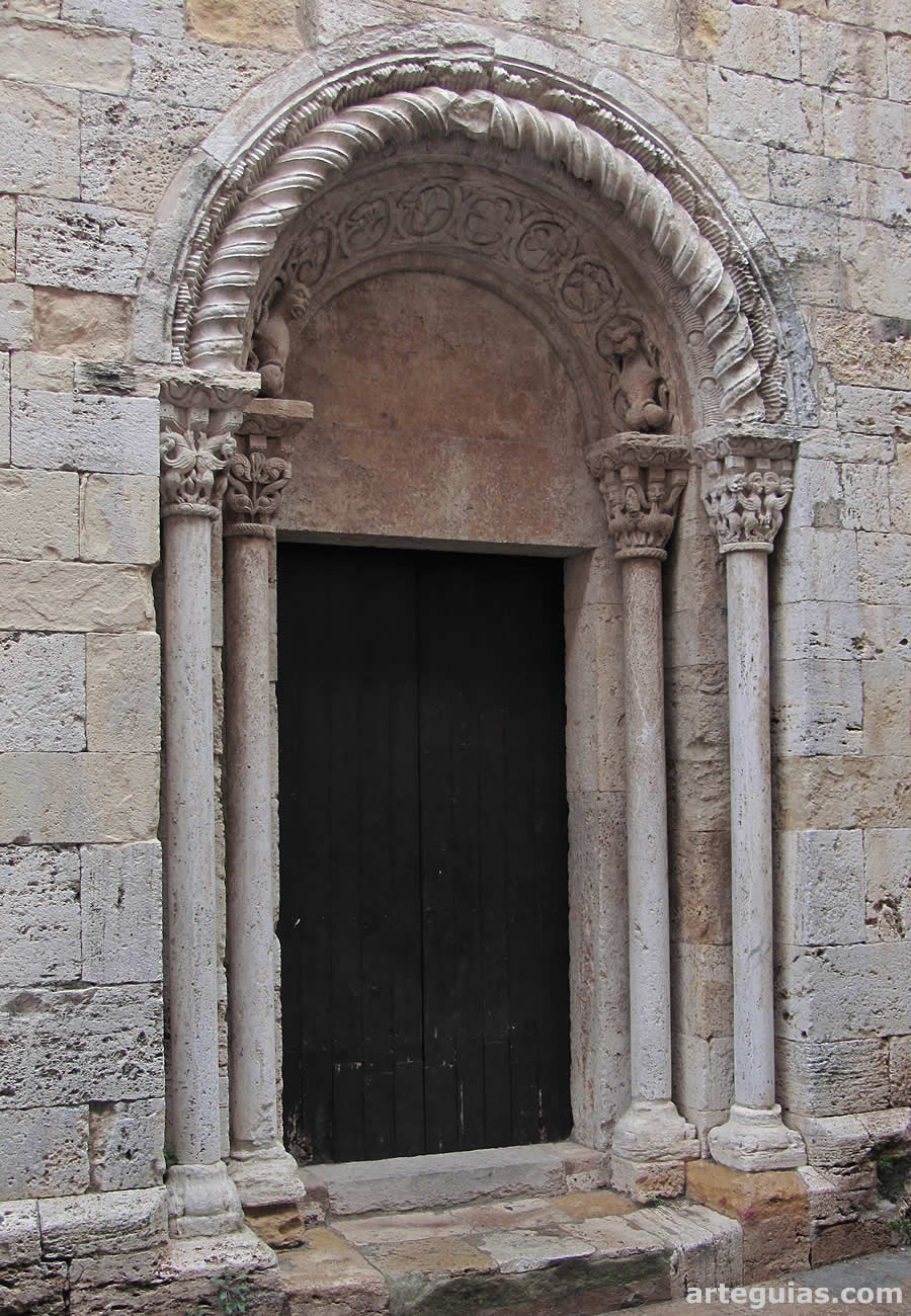 Iglesia de Sant Vicen&ccedil; de Besal&uacute;, Girona. Puerta rom&aacute;nica del muro sur