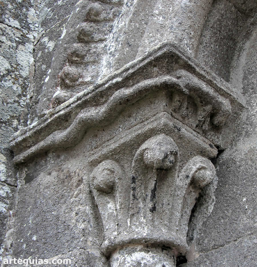 Una de las columnas con el cimacio figurado