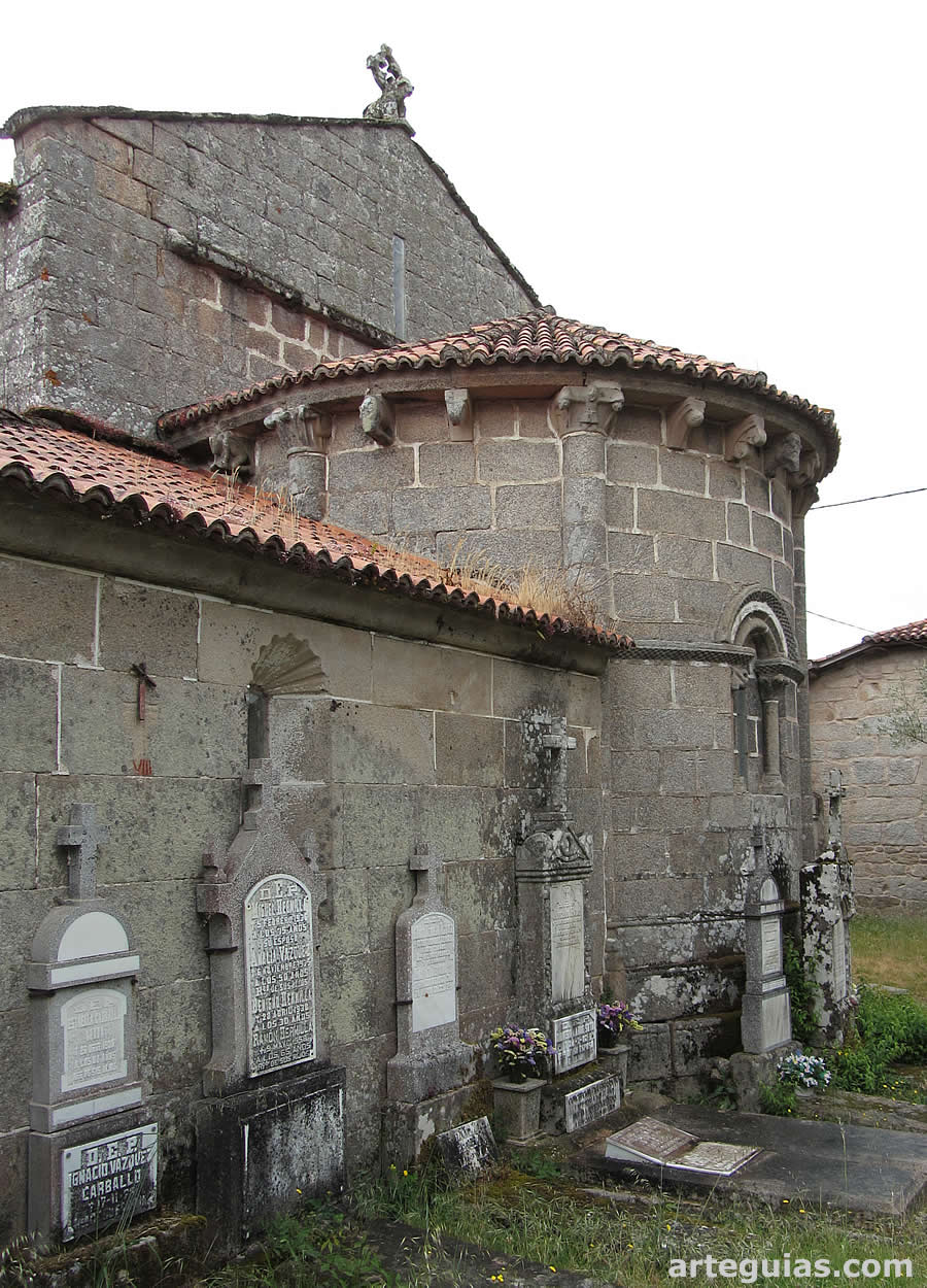 Vista de la cabecera desde el sureste. Iglesia de Santa Baia de Beiro