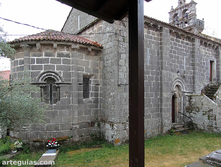 La iglesia orensana de Santa Baia de Beiro desde el nordeste