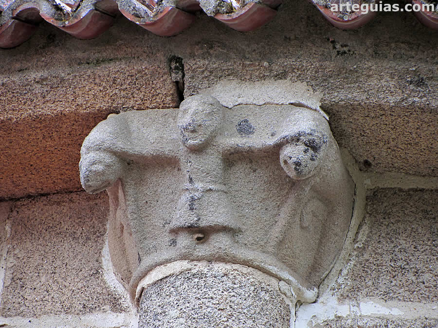 Capitel de una columna del &aacute;bside
