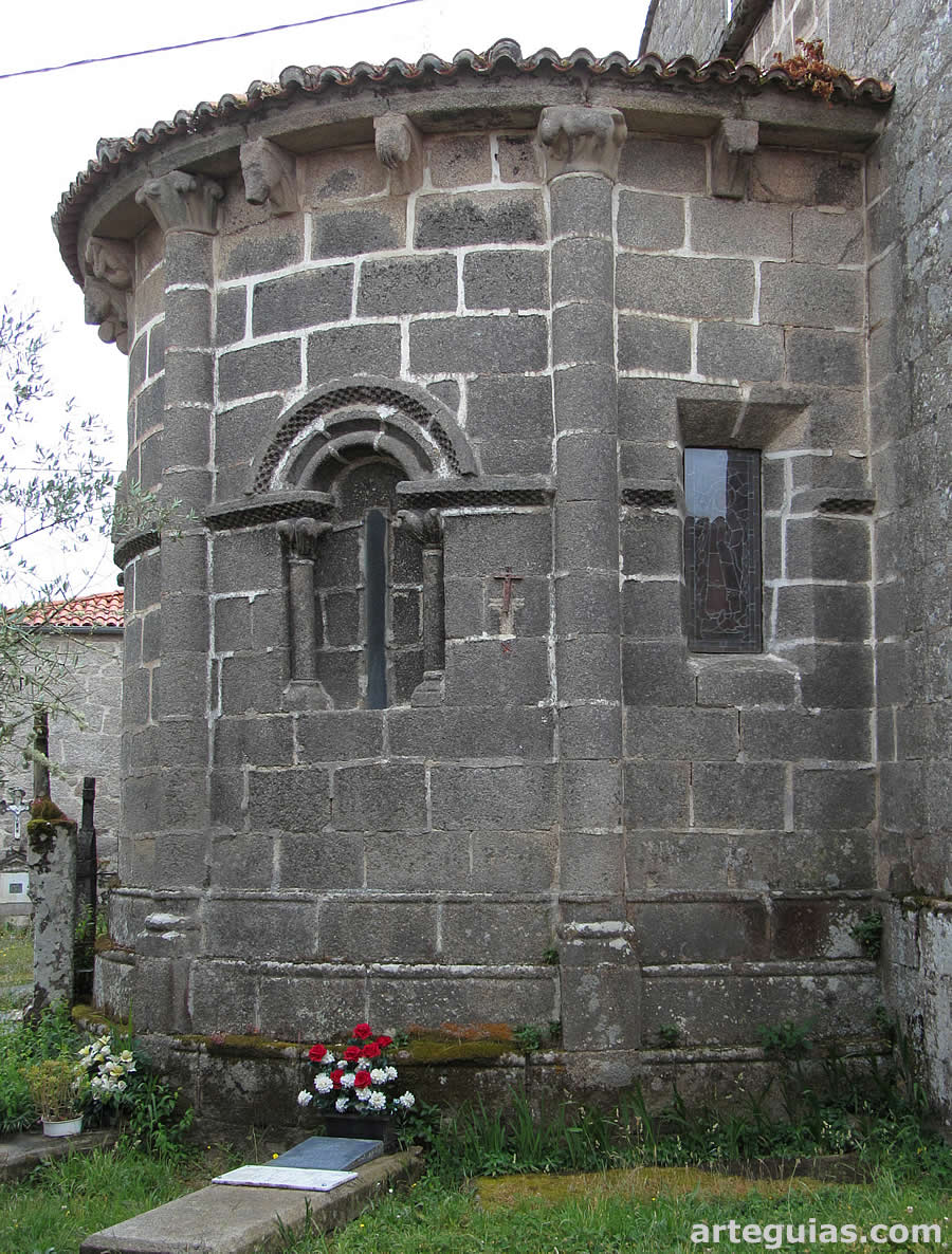 Iglesia de Santa Baia de Beiro: &aacute;bside rom&aacute;nico