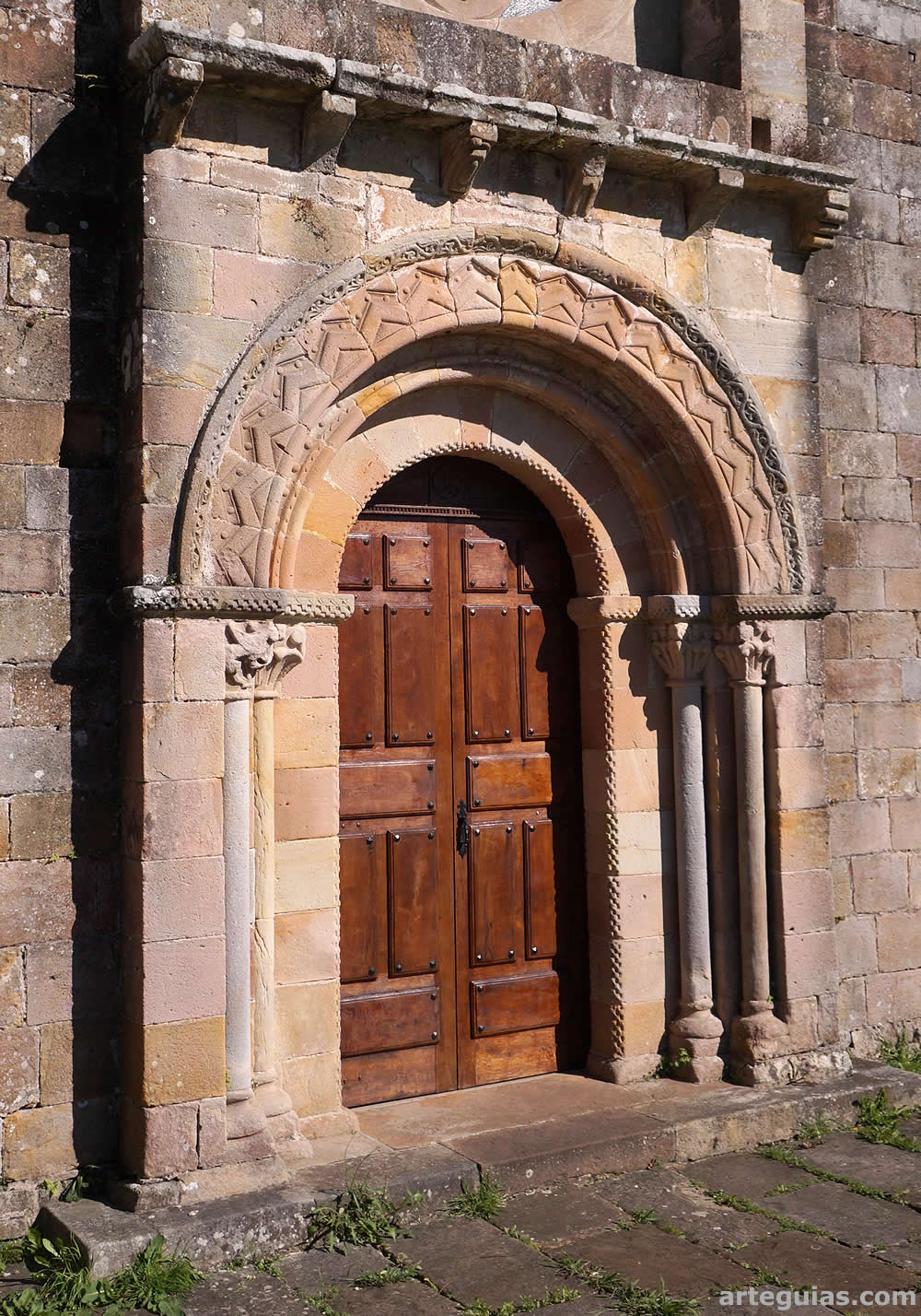 Bonita puerta rom&aacute;nica de  Santa Eulalia de Selorio, Asturias