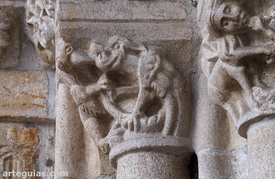 Uno de los capiteles de la puerta occidental