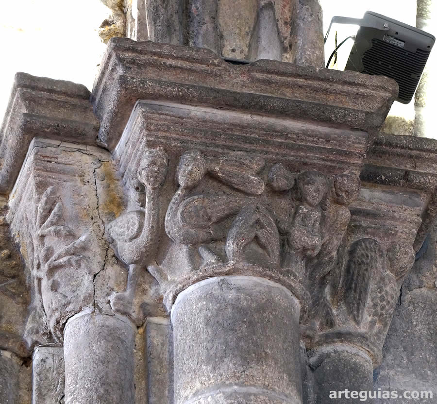 Capiteles con arp&iacute;as del interior