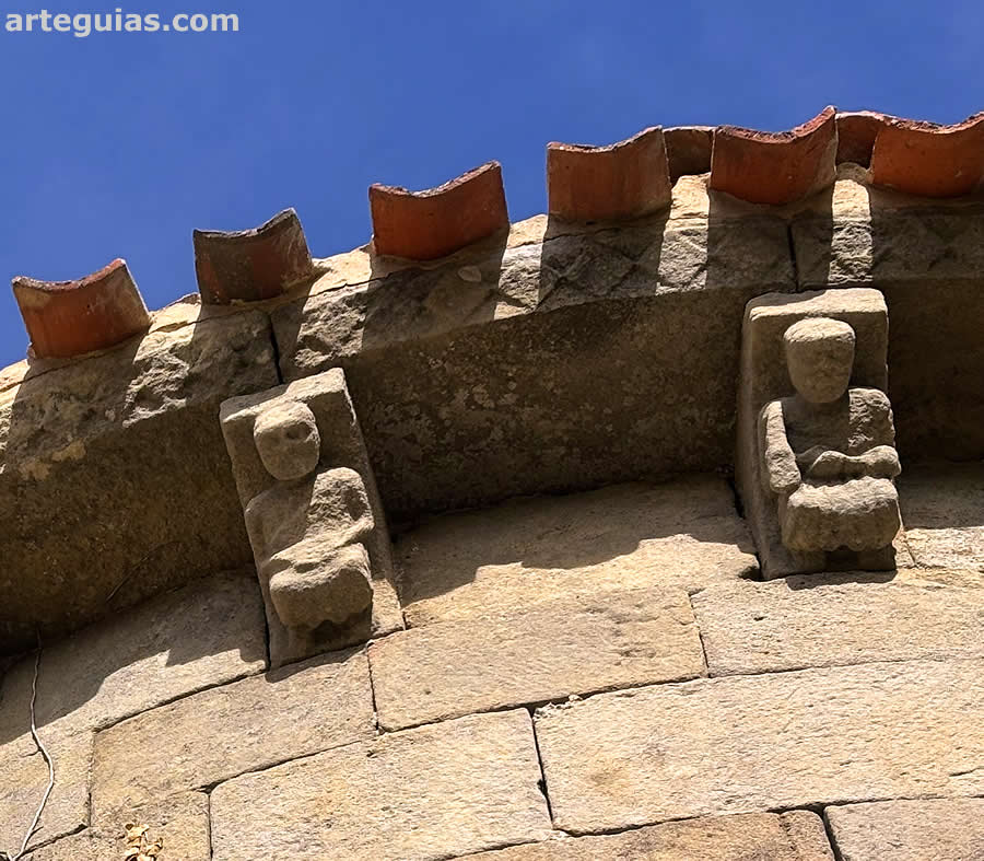 Canecillos rom&aacute;nicos antropomorfos de la cabecera