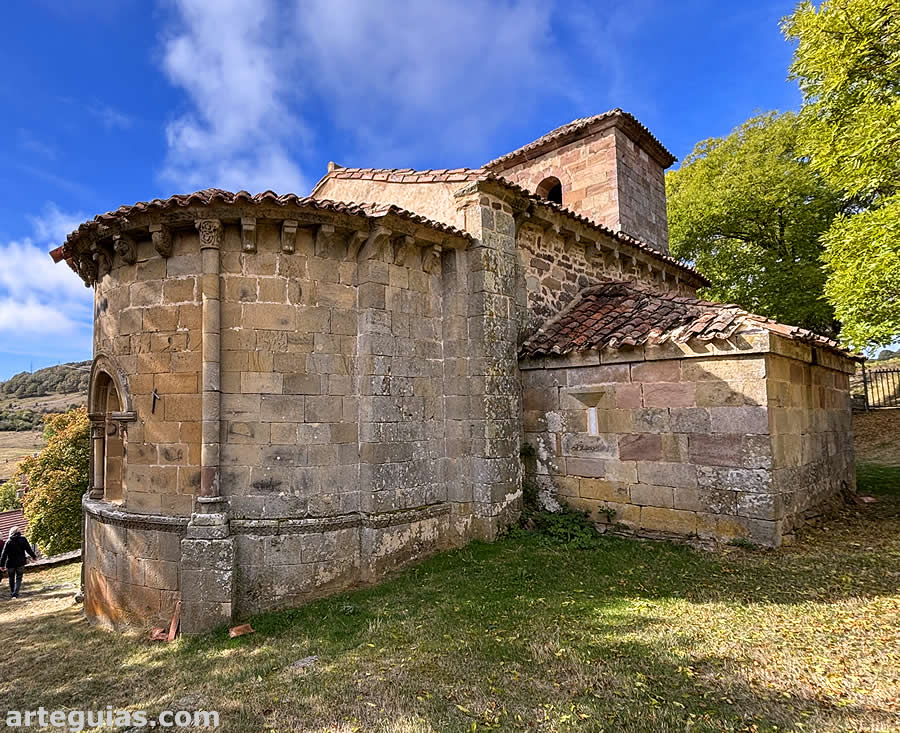 Iglesia de Santa Mar&iacute;a de Hoyos, Cantabria, desde el nordeste