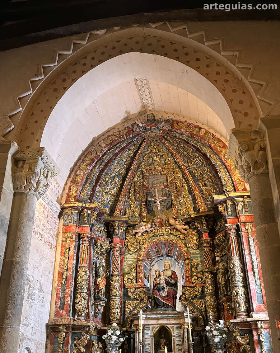 Interior de la cabecera de la iglesia c&aacute;ntabra de Santa Mar&iacute;a de Hoyos