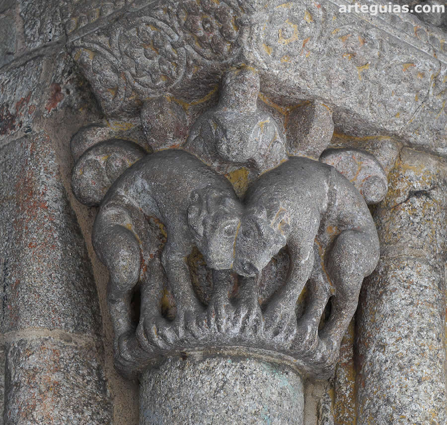Capitel de la puerta románica con dos leones vigilantes