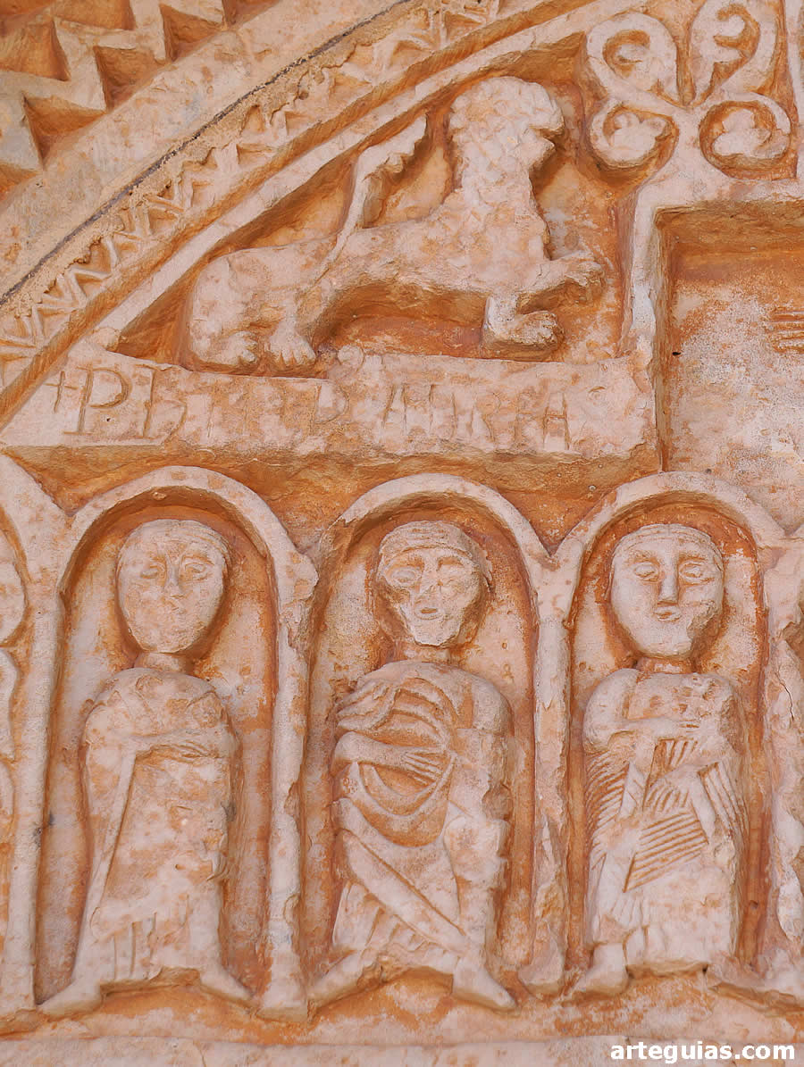 Detalle del t&iacute;mpano con relieves correspondientes a San Felipe, San Andr&eacute;s y San Pedro