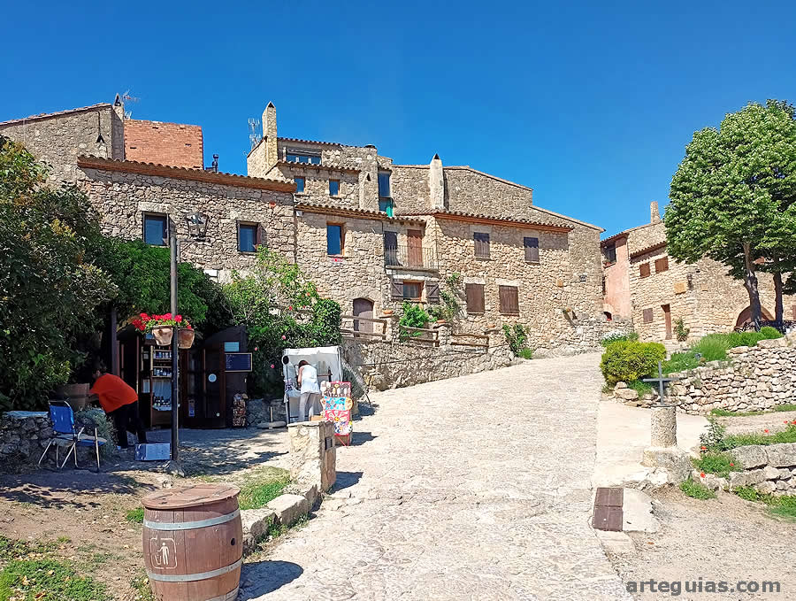 Acceso a la localidad de Siurana
