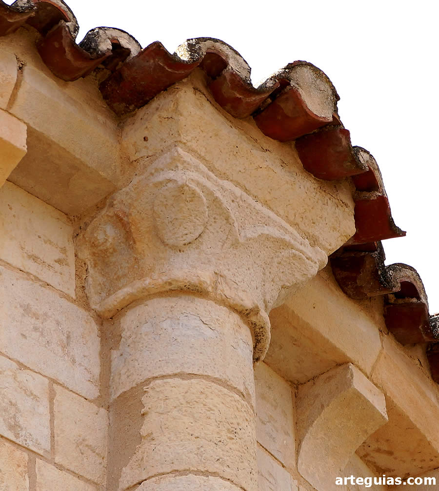 Capitel de uno de los &aacute;bsides