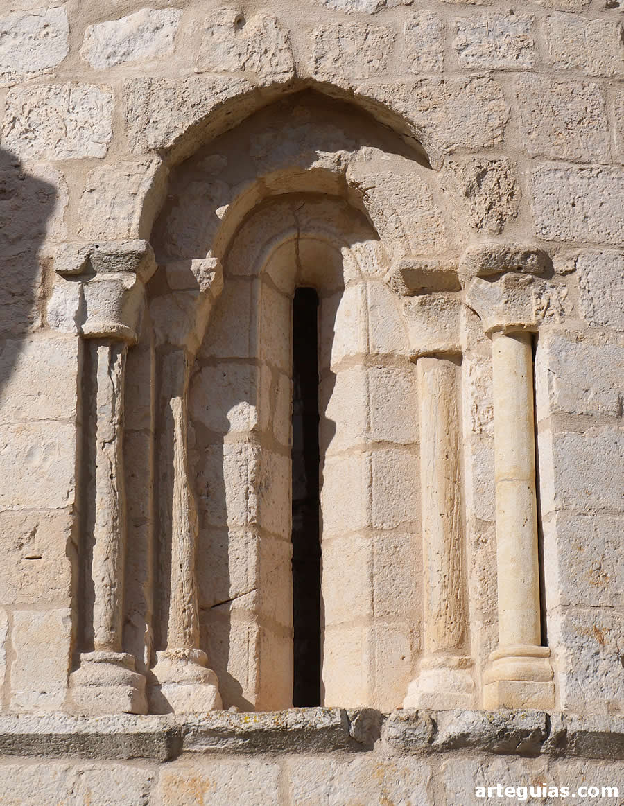 Uno de los ventanales del &aacute;bside central