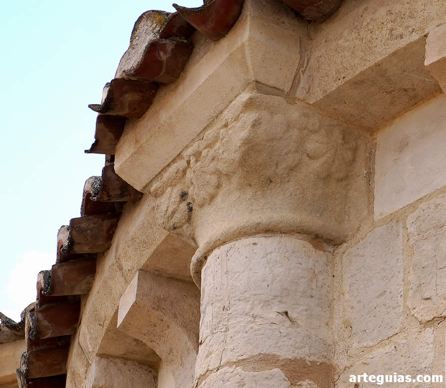 Capitel de una columna entrega del &aacute;bside