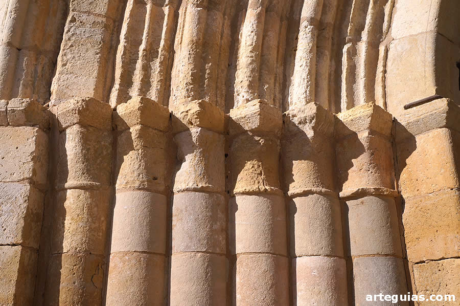 Austeridad en el juego de arquivoltas y columnas