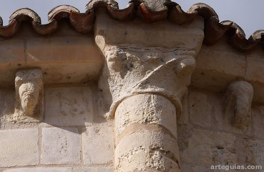 Uno de los capiteles de la cabecera