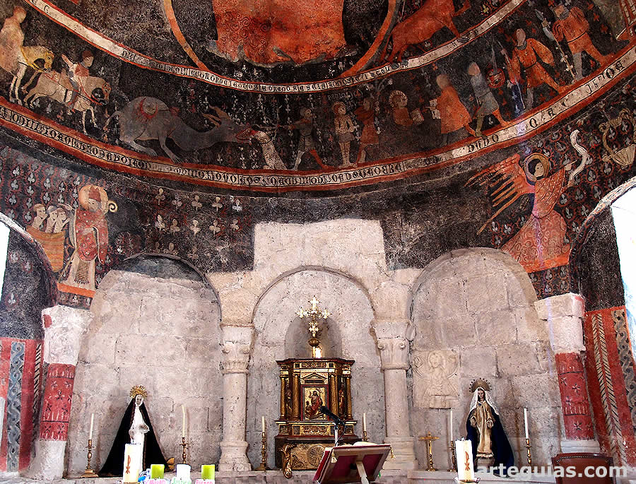 Arquer&iacute;a ciega del &aacute;bside y parte de las pintutas de la iglesia de Santa Marina