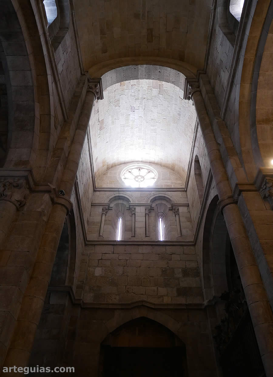 Tramo de los pies de la nave principal de la la iglesia de Santiago del Burgo de Zamora