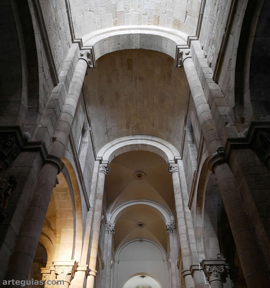 Bovedas originales y reconstruidas de la nave central
