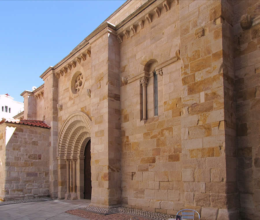 Fachada norte de la iglesia de Santiago del Burgo, Zamora 