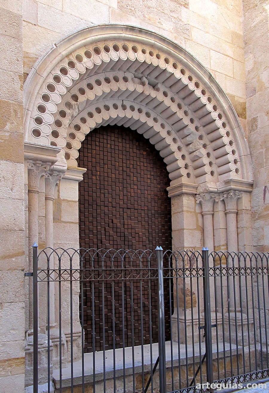 Puerta occidental con las arquivoltas ornadas con rollos zamoranos
