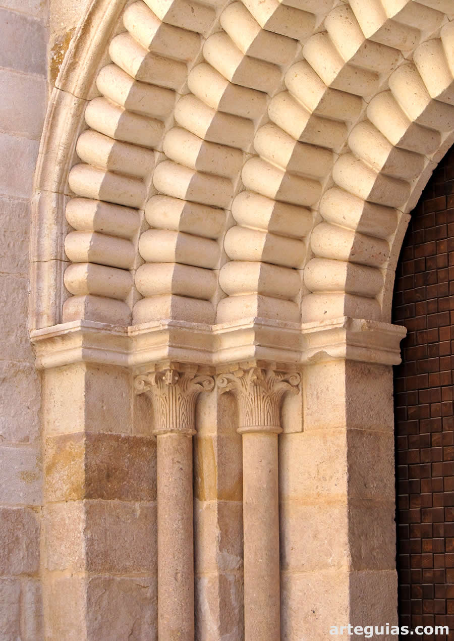 Detalle de las arquivoltas de la puerta de la fachada norte
