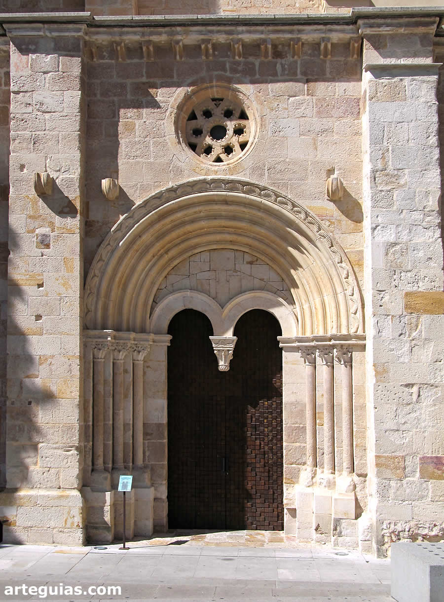 Puerta meridional de la iglesia de Santiago del Burgo de Zamora 